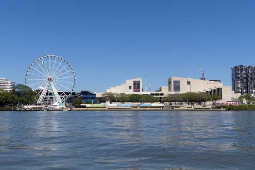 Building and Ferris wheel.