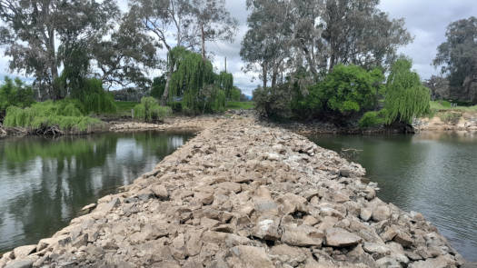 Dry stone weir